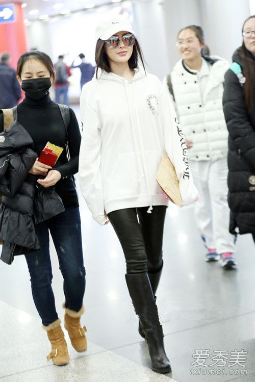华语女星机场街拍：倪妮裹成球何洁狂露腿