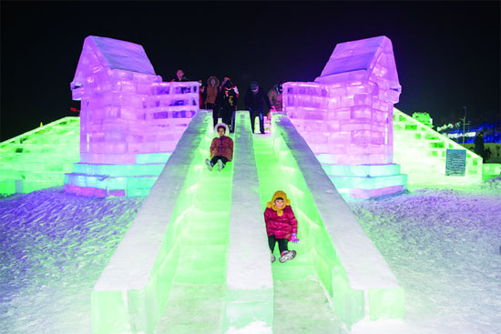 攀冰世界杯赛在长春莲花山生态旅游度假区举行鸟瞰长春冰雪大世界