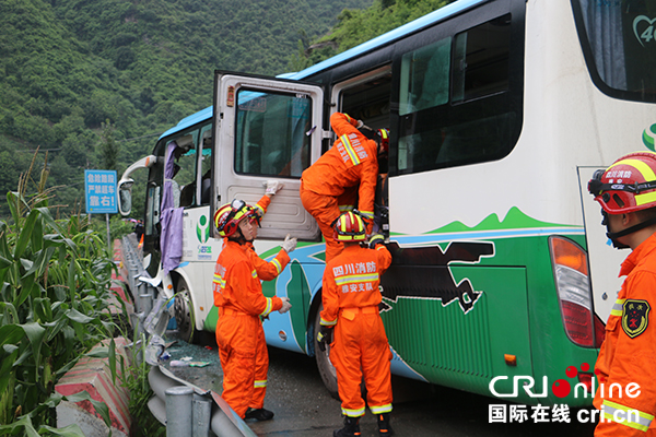 图片默认标题_fororder_消防官兵展开救援