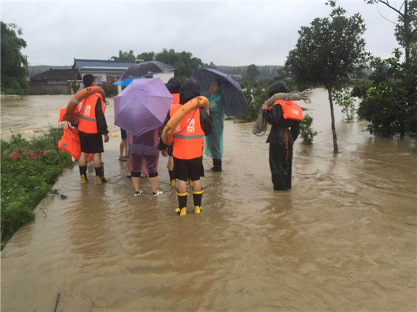 （导航成都）暴雨袭击蒲江多地 消防抵达现场营救被困人员