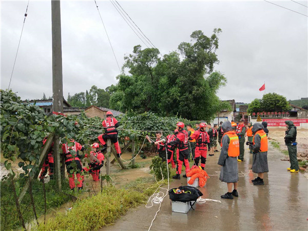（导航成都）成都消防搭横桥救援蒲江被困群众（图）