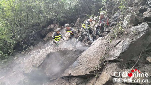 图片默认标题_fororder_松潘县人武部组织民兵突击班配合爆破公司钻孔打炮眼实施爆破