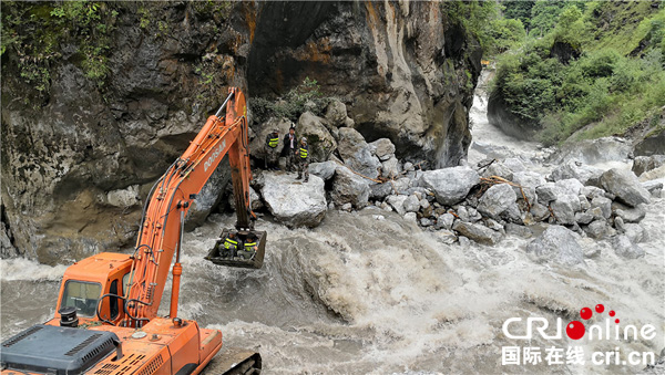 图片默认标题_fororder_松潘应急救援挖掘机护送实施爆破的民兵