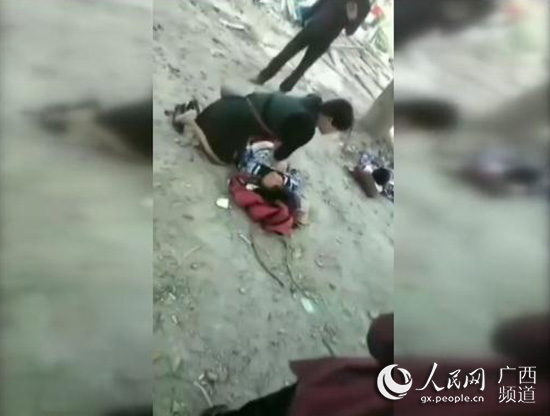 广西陆川:街头救死扶伤 你跪着救人的样子真美