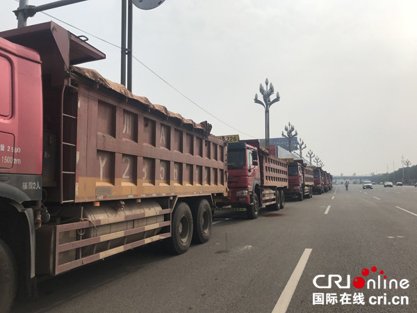 图片默认标题_fororder_图说：9辆随意倾倒盾构泥的车辆被押送回成都原工程建设地