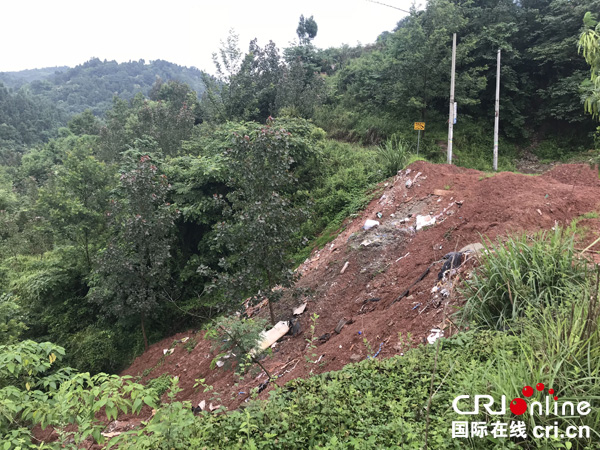 图片默认标题_fororder_图说：倾倒在国道213线是建渣--盾构泥