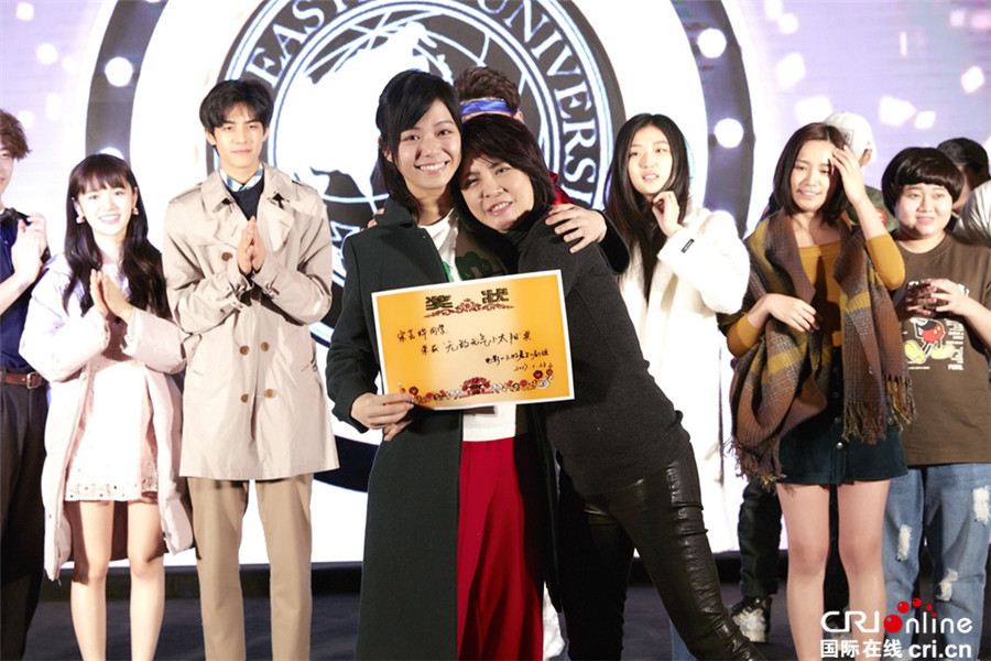 《三好差生》杀青 宋芸桦宋威龙获柴智屏颁发年终奖