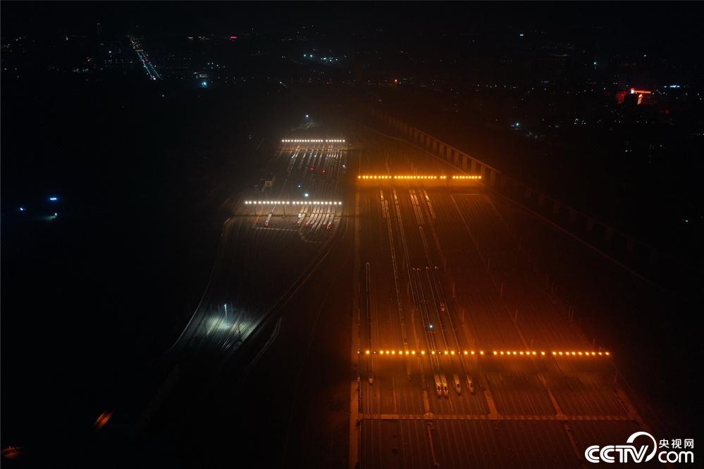 央视网：南昌：高铁“陆地航母”大片来袭