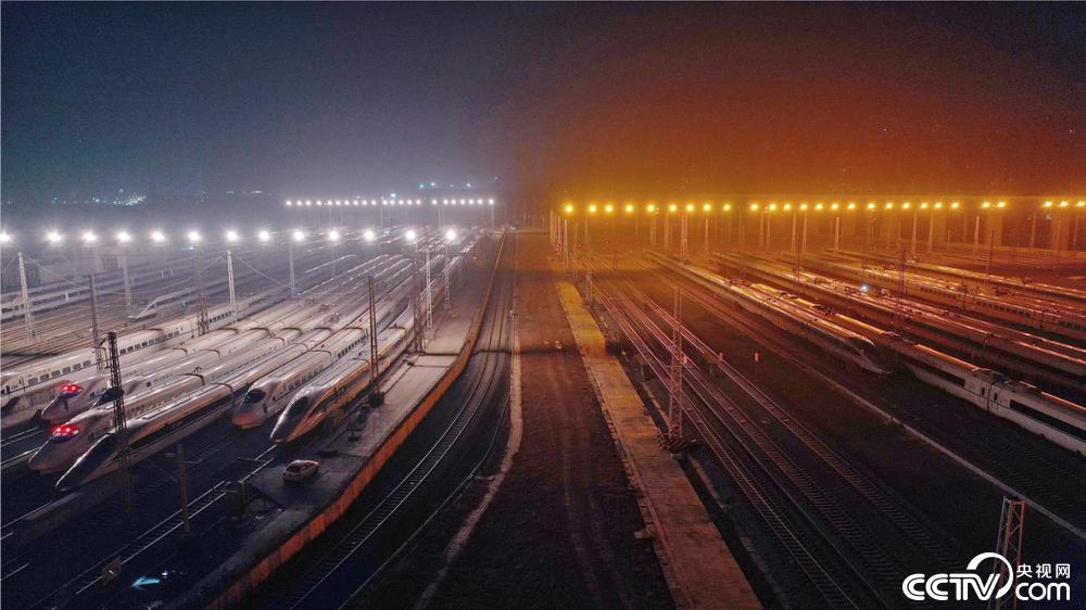 央视网：南昌：高铁“陆地航母”大片来袭