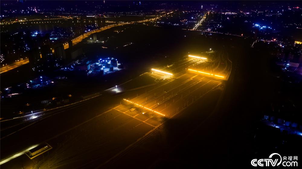 央视网：南昌：高铁“陆地航母”大片来袭