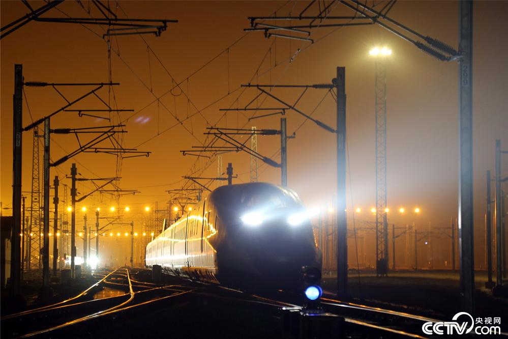 央视网：南昌：高铁“陆地航母”大片来袭
