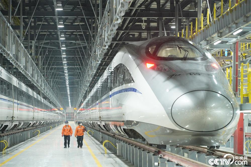 央视网：南昌：高铁“陆地航母”大片来袭