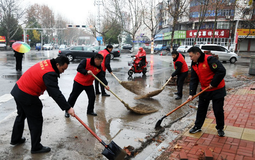 【河南供稿】平顶山市郏县：雪后志愿服务清扫忙