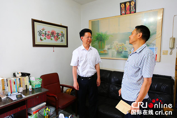 图片默认标题_fororder_张昭国（左）慰问党员