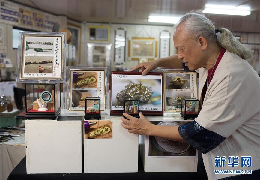 1月7日，臺灣毫芒雕刻家陳逢顯在新北市工作室里整理創(chuàng)作的微雕作品。

為迎接農(nóng)歷鼠年的到來，臺灣毫芒雕刻家陳逢顯歷時十個多月雕刻黃金小老鼠，創(chuàng)作出《老鼠娶親》《福鼠雙輝》《十全十美》《同心協(xié)力》四組造型，每只小老鼠尺寸約一毫米左右。

新華社記者 金立旺攝