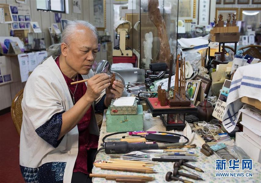 1月7日，臺灣毫芒雕刻家陳逢顯在新北市工作室里創(chuàng)作微雕作品。新華社記者 金立旺攝