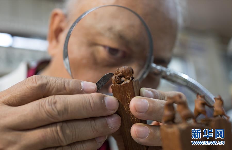 1月7日，臺灣毫芒雕刻家陳逢顯在新北市工作室里創(chuàng)作微雕作品。新華社記者 金立旺攝