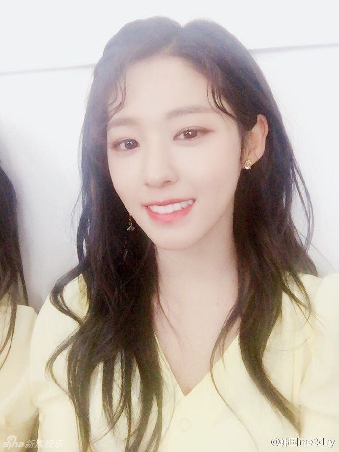 雪炫自拍甜美 托腮露笑少女气息十足(组图)[2]