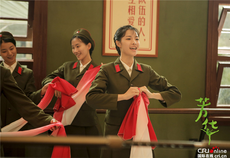 冯小刚再导春节宣传片 黄轩领衔《芳华》剧组贺新春