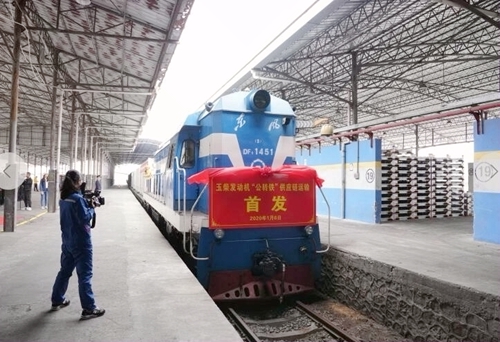 中国铁路首批40英尺展翼式集装箱在南宁局投入使用