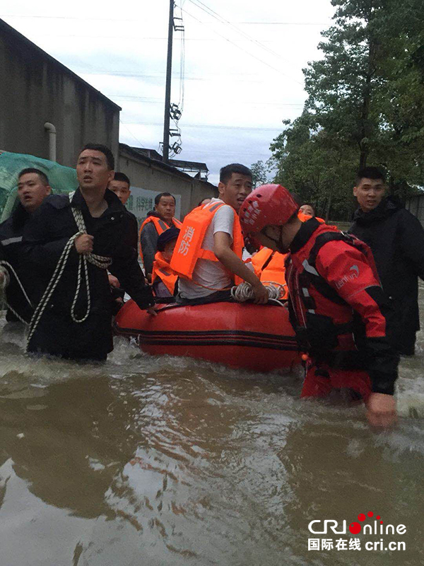 图片默认标题_fororder_7月2日-龙泉公安暴雨中守护平安（成都龙泉驿区委宣传部-供图）