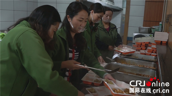 图片默认标题_fororder_黄管局工人员正在打包饭菜1