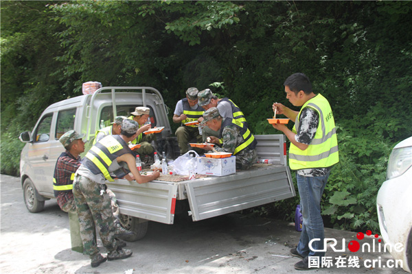 图片默认标题_fororder_一线抢险人员吃上可口的-(1)