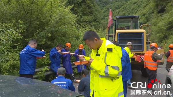 图片默认标题_fororder_一线抢险人员吃上可口的-(3)