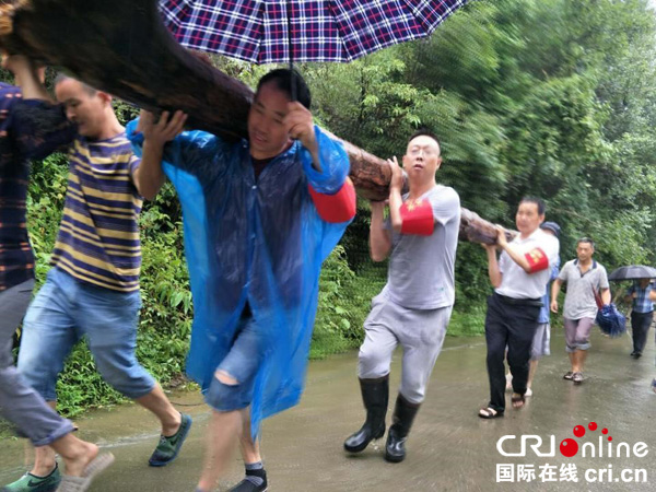 图片默认标题_fororder_党员干部抗洪抢险（利州区纪委-供图）