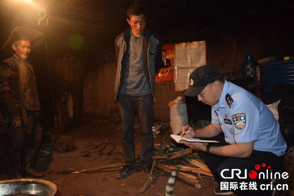 图片默认标题_fororder_9、援彝干部入户走访