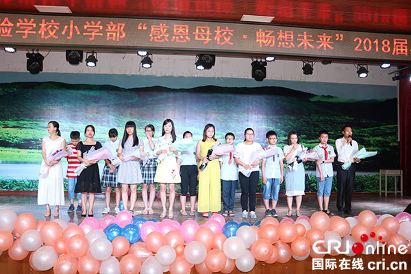 图片默认标题_fororder_学生为毕业班老师送上鲜花