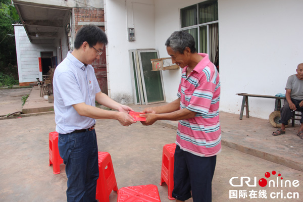 图片默认标题_fororder_高县县委常委、宣传部部长林红彬（左一）走访慰问困难老党员