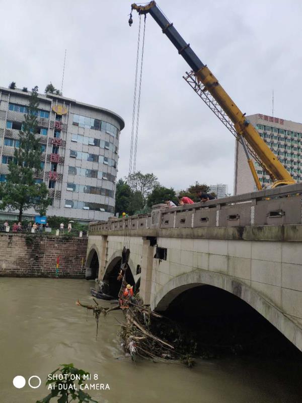 （成都列表，导航成都，移动端）暴雨过后 这些“道桥卫士”们都在忙些啥？