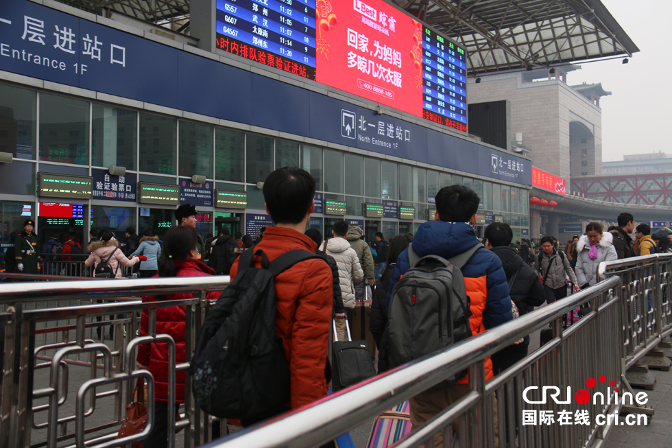北京西站北广场准备进站的旅客.摄影:邓晨曦