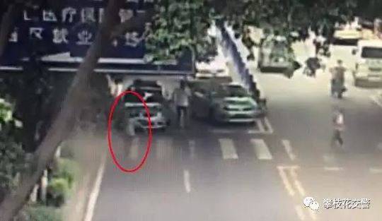 （导航攀枝花，移动端）暖心！攀枝花一名的哥停车扶老人过马路 感动众多市民