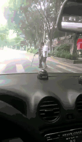 （导航攀枝花，移动端）暖心！攀枝花一名的哥停车扶老人过马路 感动众多市民