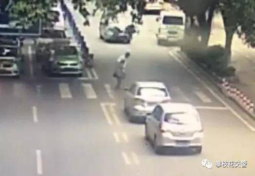 （导航攀枝花，移动端）暖心！攀枝花一名的哥停车扶老人过马路 感动众多市民