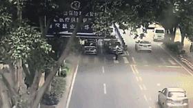 （导航攀枝花，移动端）暖心！攀枝花一名的哥停车扶老人过马路 感动众多市民