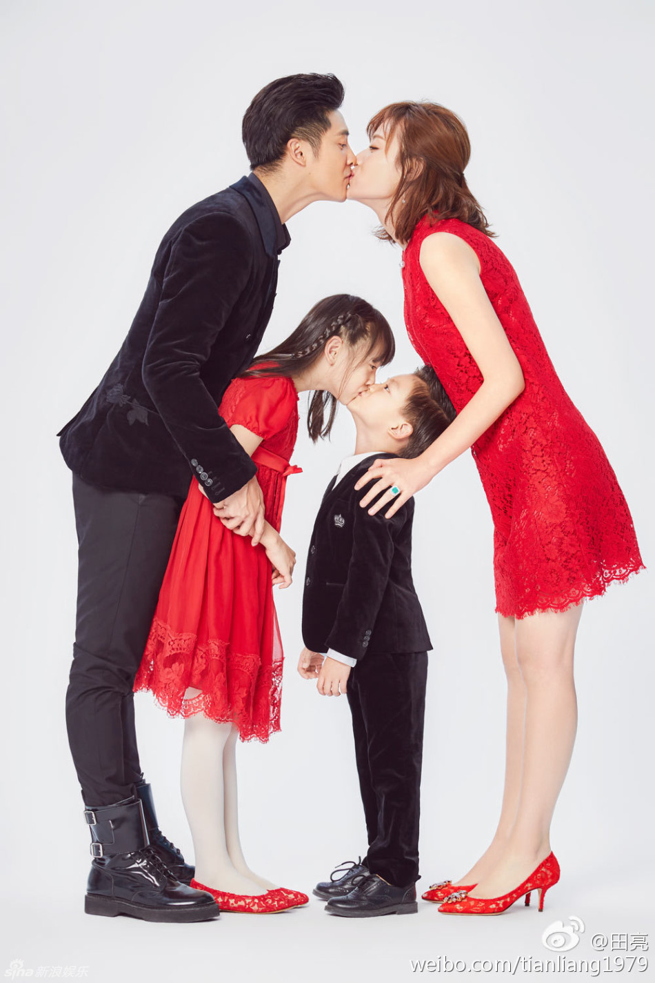 田亮,叶一茜全家拍"拜年"写真.夫妻,姐弟集体玩亲亲,画面有爱.