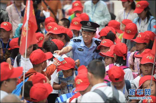ตำรวจเมืองหย่งจี้ส่งเด็กชนบทขึ้นรถไฟไปพบพ่อแม่ที่ไปทำงานในปักกิ่ง