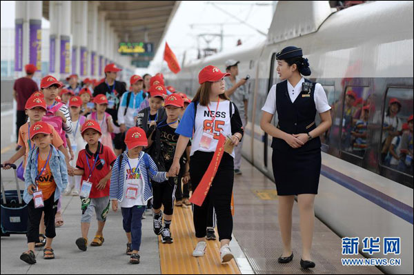 ตำรวจเมืองหย่งจี้ส่งเด็กชนบทขึ้นรถไฟไปพบพ่อแม่ที่ไปทำงานในปักกิ่ง