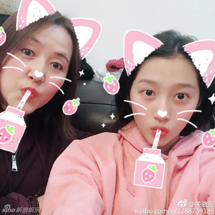 关晓彤发福利晒家人合照 一家上下齐卖萌(组图)