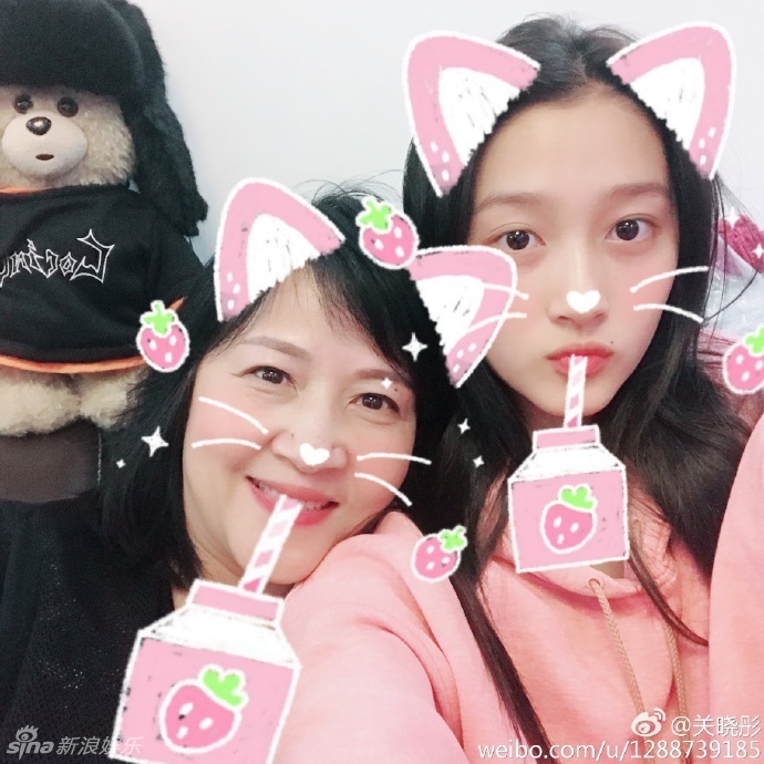 关晓彤发福利晒家人合照 一家上下齐卖萌(组图)