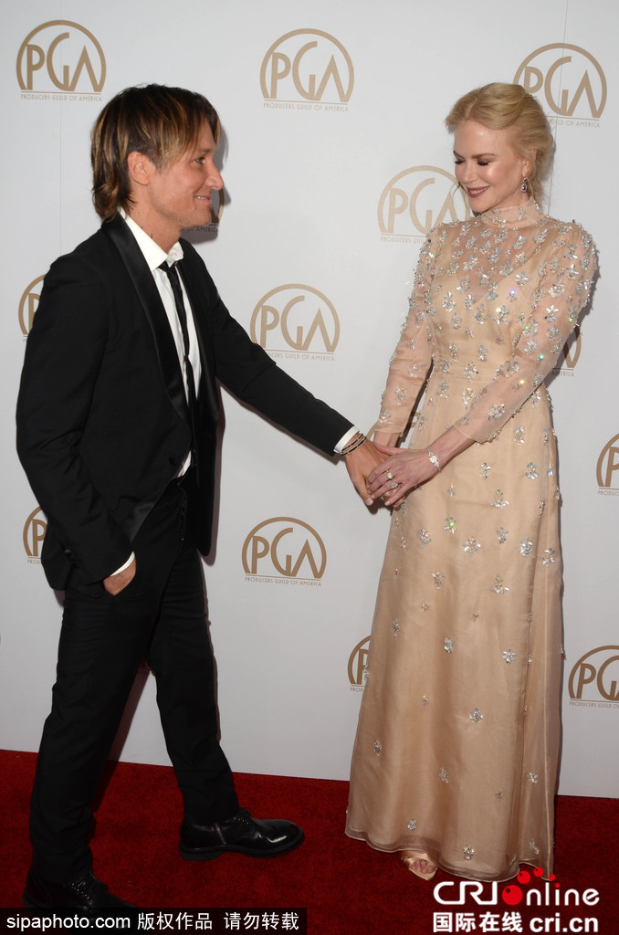 妮可·基德曼身穿粉色透视裙与老公秀恩爱(图