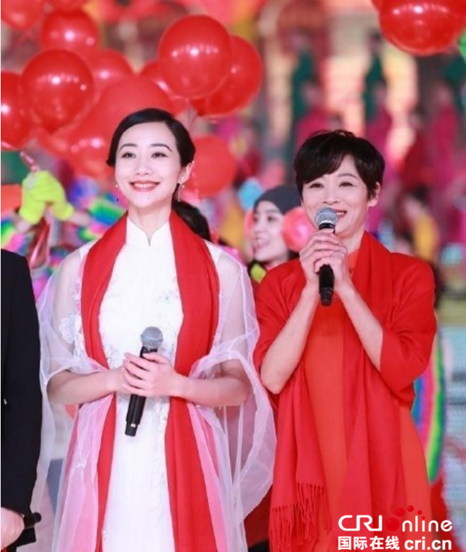 鸡年春晚韩雪妈妈首度曝光 高颜值母女档大盘点