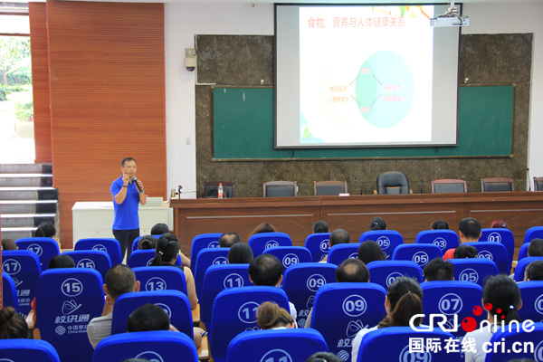 图片默认标题_fororder_李云教授正在讲课