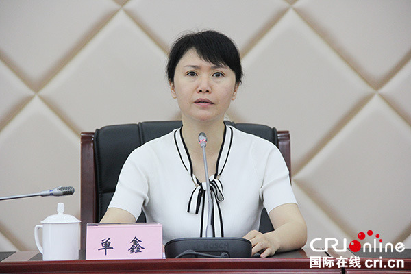 图片默认标题_fororder_2单鑫主持会议（摄影-杨梦婧）