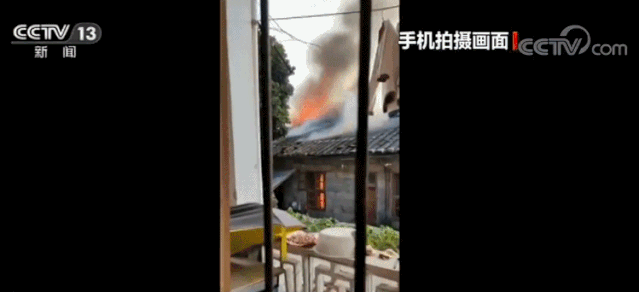 #央视新闻#救出祖孙二人后，他们又一次冲进了火场……