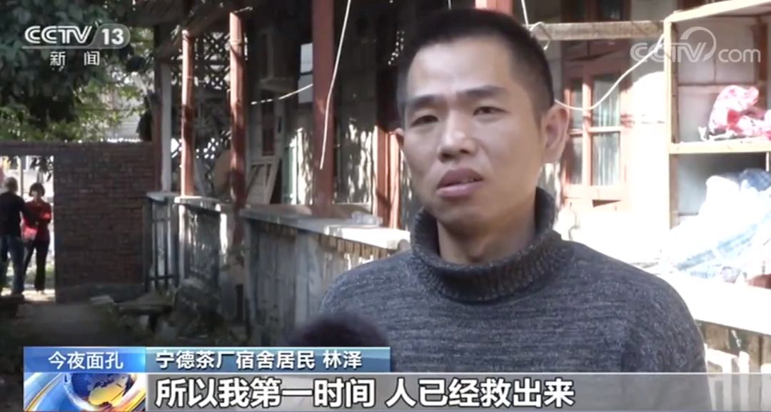 #央视新闻#救出祖孙二人后，他们又一次冲进了火场……