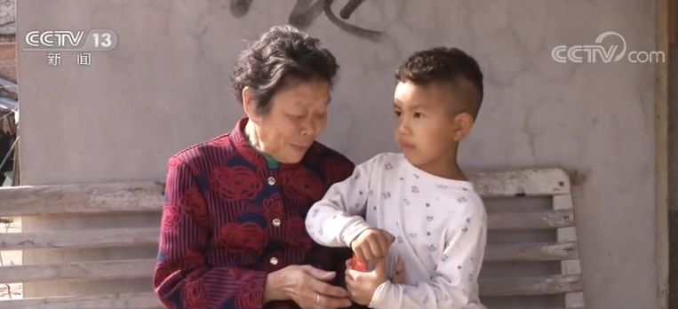 #央视新闻#救出祖孙二人后，他们又一次冲进了火场……